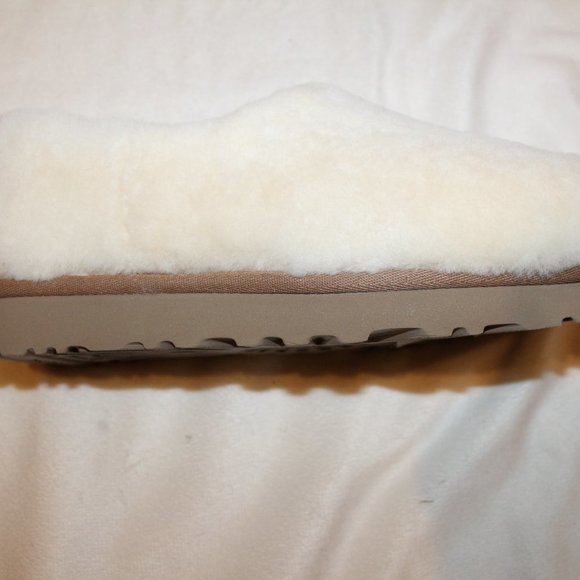 NIB UGG WOMEN'S SHEARLING BOOTIE SLIPPERS NATURAL - Picture 8 of 8